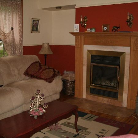 Ici Et Maintenant Bed & Breakfast Magog Exterior photo