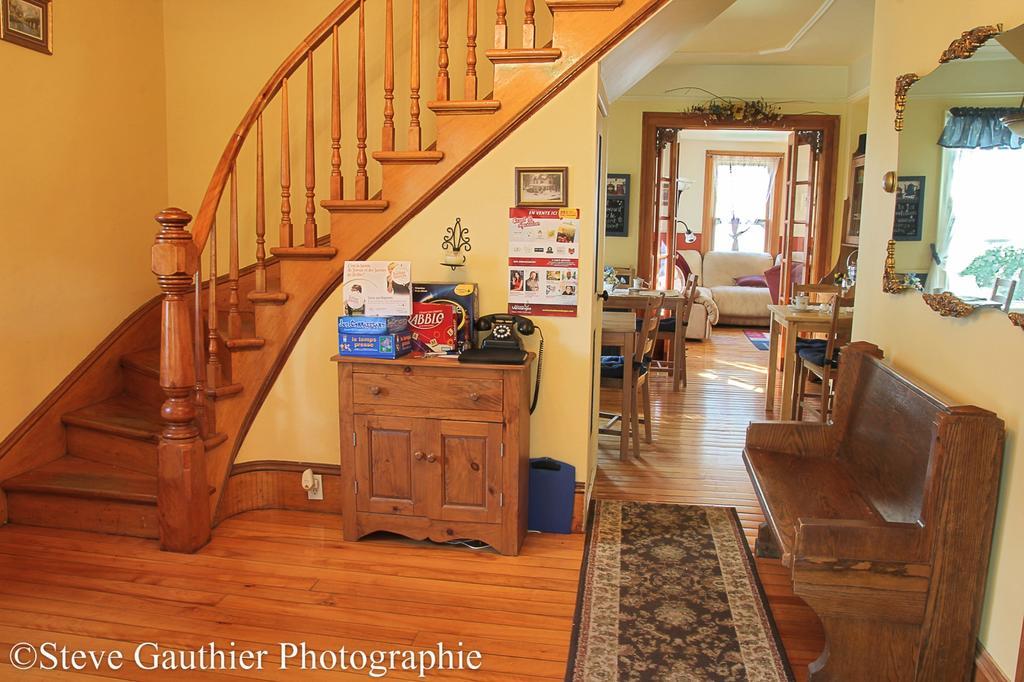 Ici Et Maintenant Bed & Breakfast Magog Exterior photo