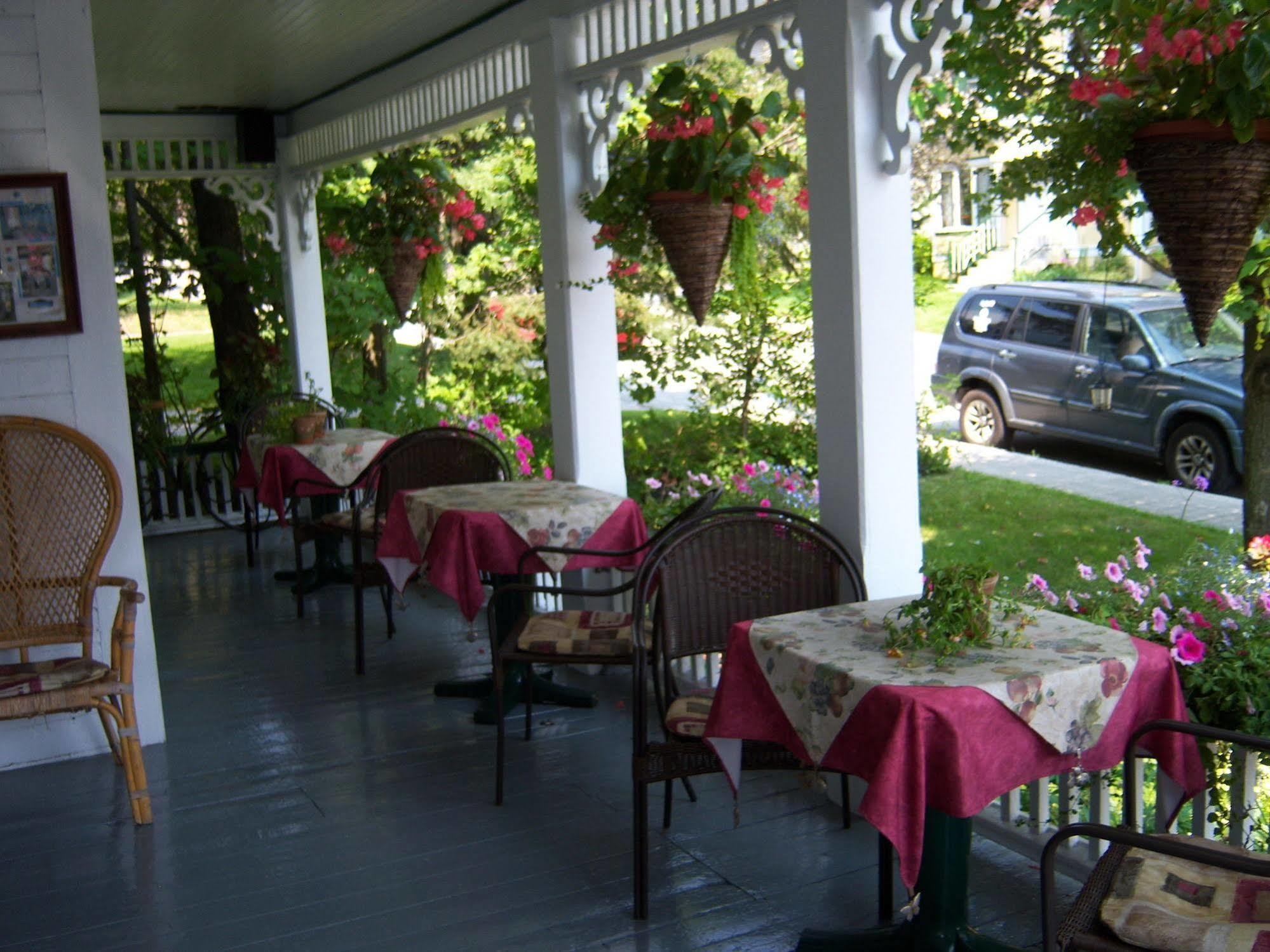 Ici Et Maintenant Bed & Breakfast Magog Exterior photo
